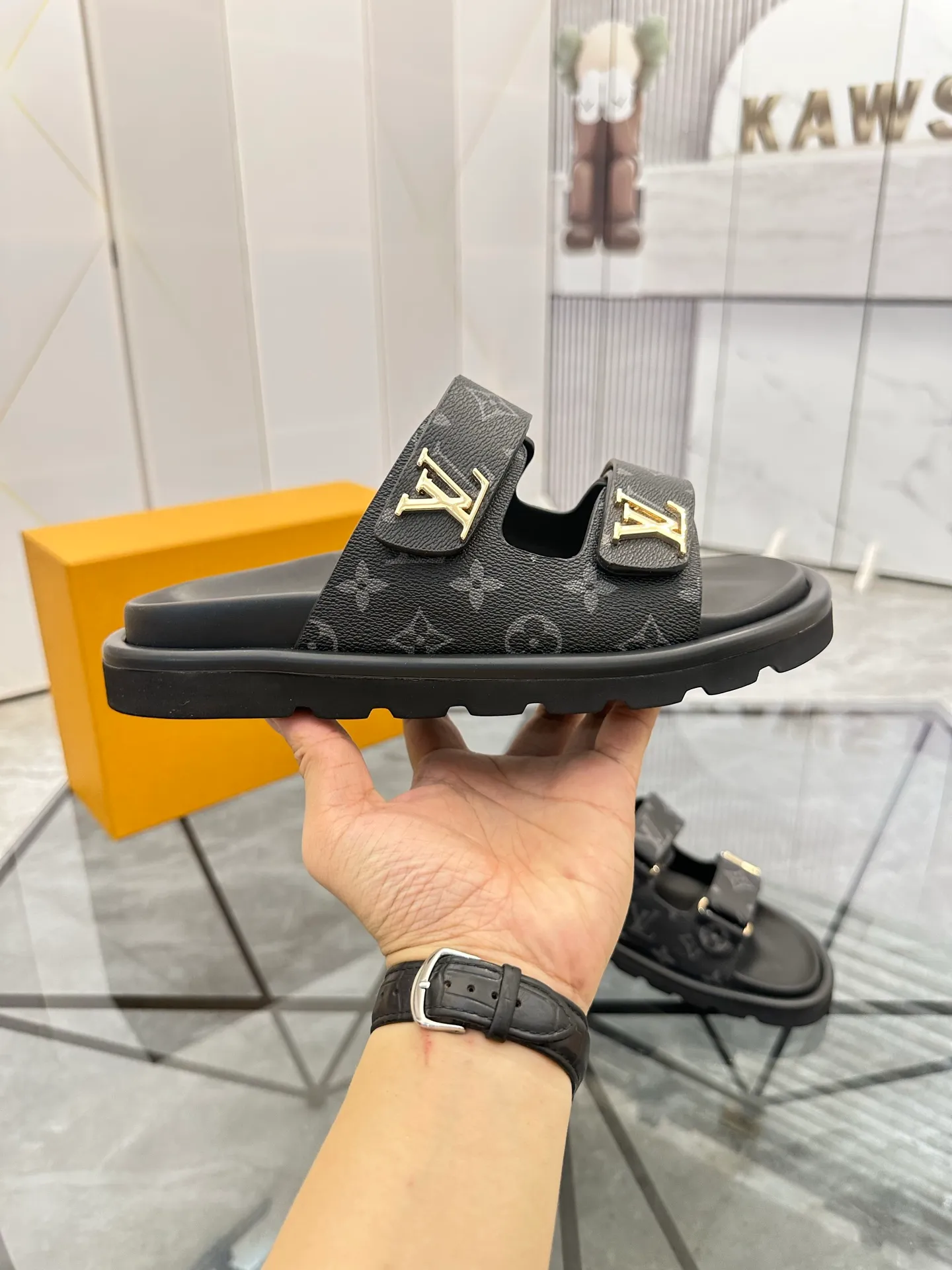 Men's shoes: 💰P400¥ Product trademark: LV * "Louis Vuitton*" slippers and sandals Regular size: 35-45 (can be customized to 46) Couple style Product materials: uppers imported from counters, original materials, breathable lining, original outsole. Number: 698